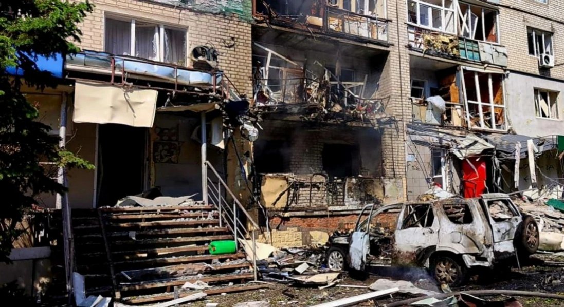росія атакувала багатоповерхівку в Павлограді