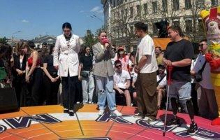 Лучанка заспівала на сцені «Караоке на майдані»