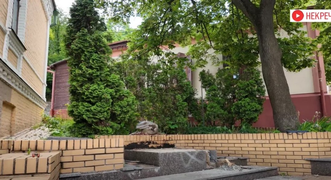 У Києві демонтували пам'ятник Булгакову