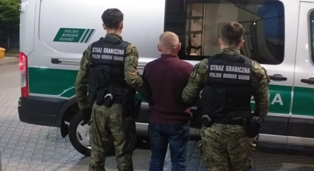 З Польщі депортували українця, який виловив двометрового сома