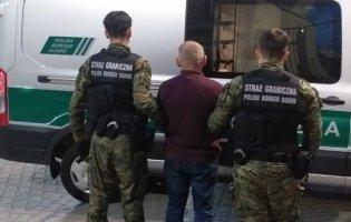 З Польщі депортували українця, який виловив двометрового сома