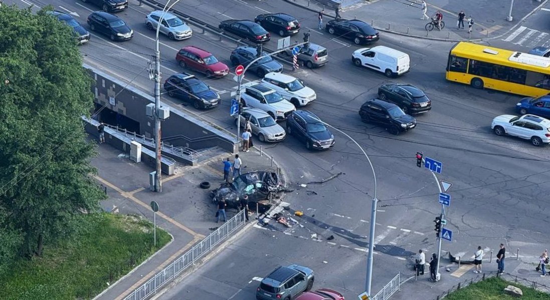 У Києві авто на великій швидкості виїхало на пішохідну зону: є загиблі