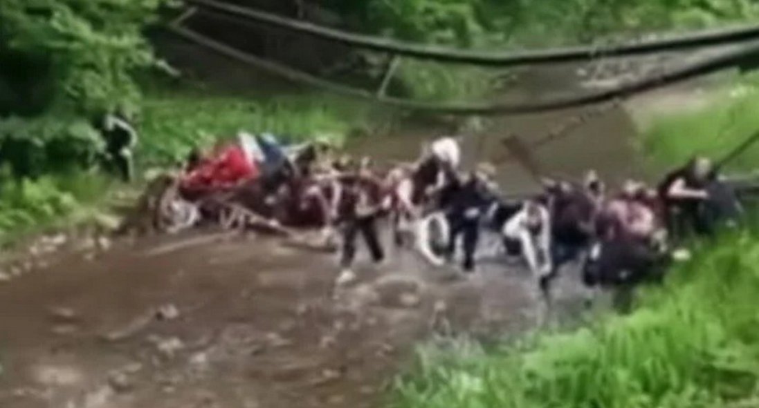 На Буковині обвалився дерев’яний міст з дітьми, є постраждалі