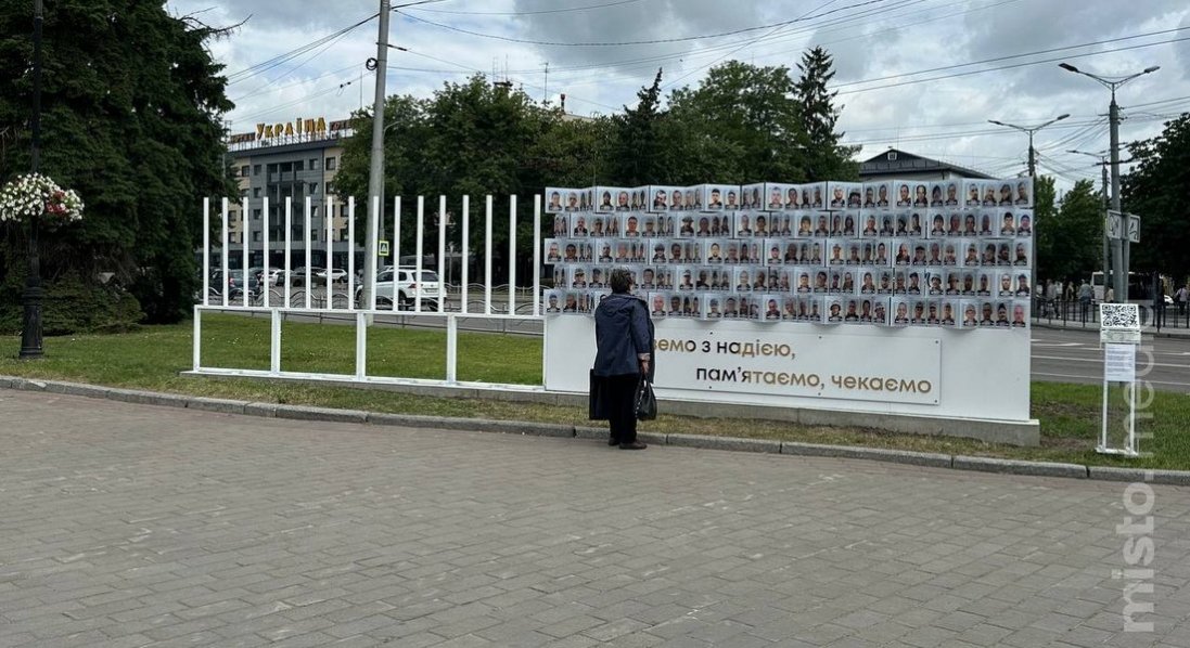 У центрі Луцька розширюють стенд безвісти зниклих