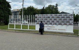 У центрі Луцька розширюють стенд безвісти зниклих