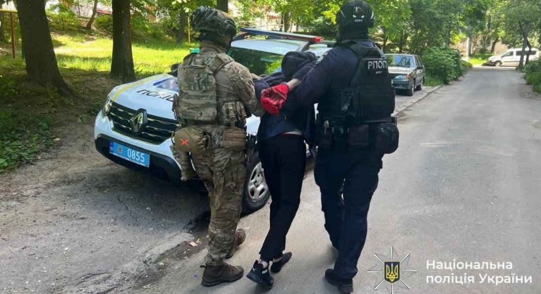 У Тернополі чоловік захопив жінку у заручники і забарикадувався в квартирі