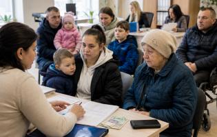 Кількість соцвиплат скоротили: чи не втратять люди підтримки?