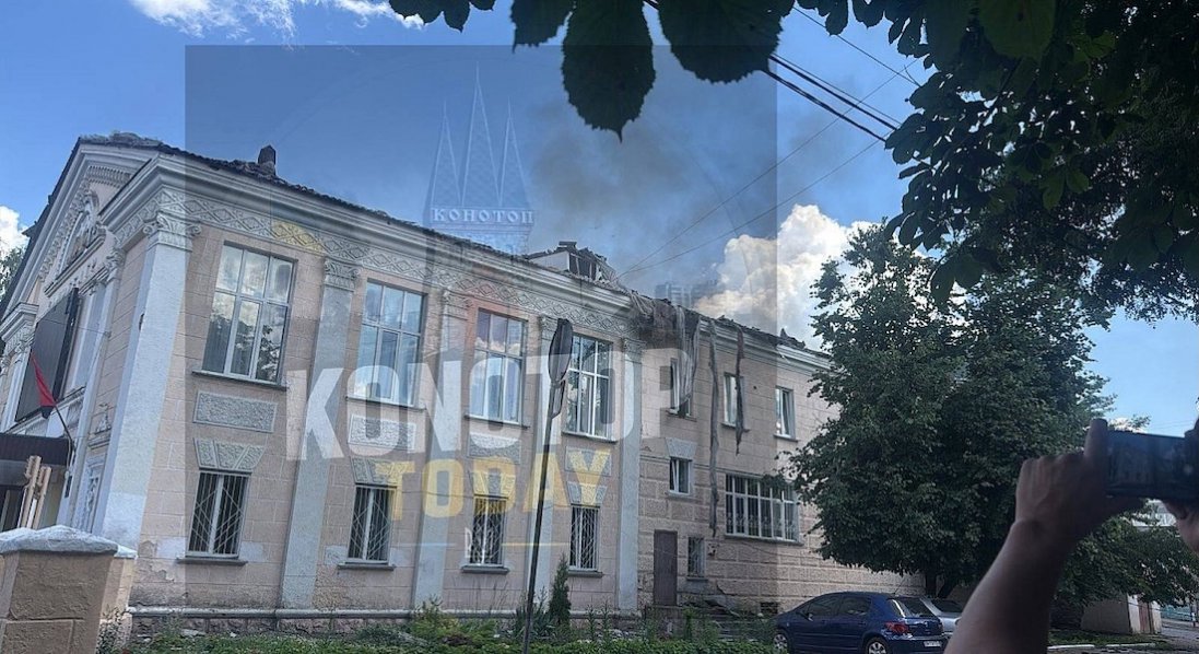 росія вдарила по центру Конотопа