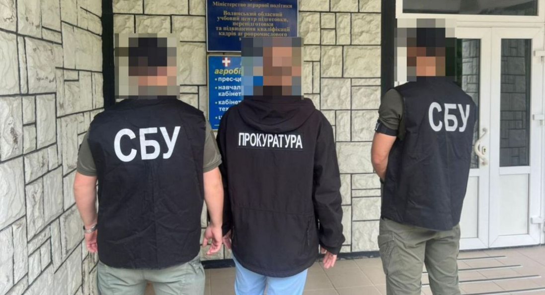 Фіктивне працевлаштуваня чоловіків: на Волині директор учбового центру отримав підозру