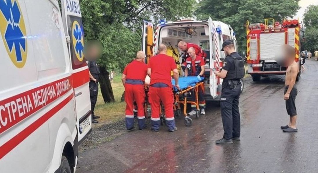 Що відомо про стан постраждалих від удару блискавки біля озера на Волині
