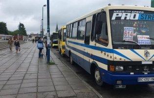 Чому автобуси не завжди їдуть туди, де їх чекають найбільше