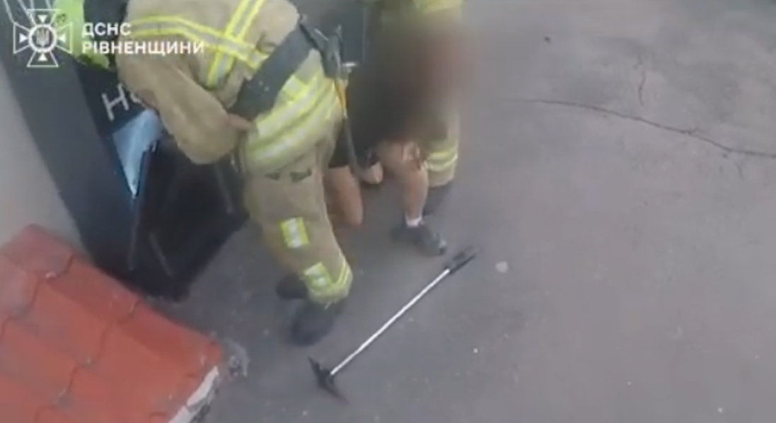 У Рівному дівчина застрягла в поштоматі