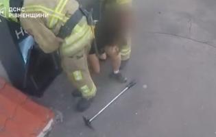 У Рівному дівчина застрягла в поштоматі