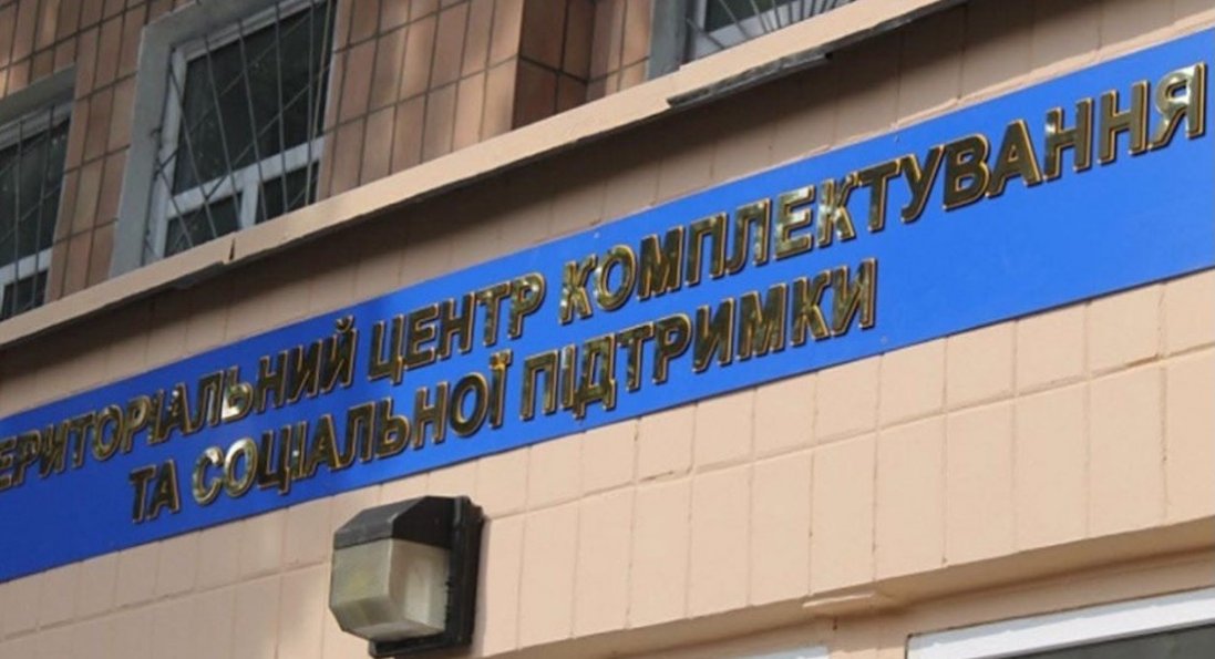 В Ужгороді чоловік випав із вікна третього поверху будівлі ТЦК