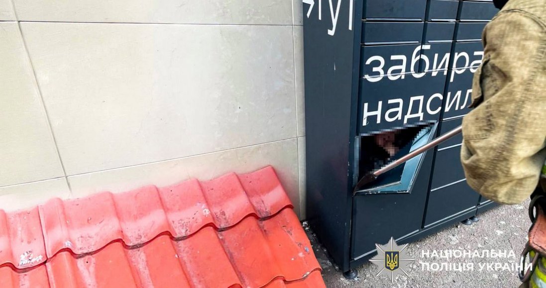На батьків школярки, яка зачинилася у поштоматі в Рівному, склали протокол