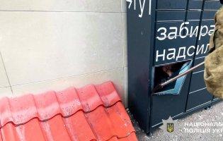 На батьків школярки, яка зачинилася у поштоматі в Рівному, склали протокол