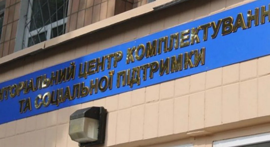 В Ужгороді помер чоловік, який випав з вікна ТЦК