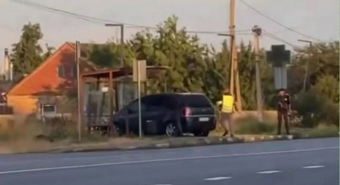 Біля Луцька авто влетіло в зупинку громадського транспорту. Відео