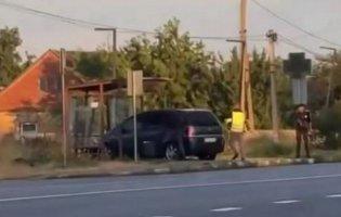 Біля Луцька авто влетіло в зупинку громадського транспорту. Відео