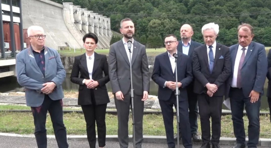 Польський міністр оборони заявив, що українці в Польщі повинні повернутись на Батьківщину і служити