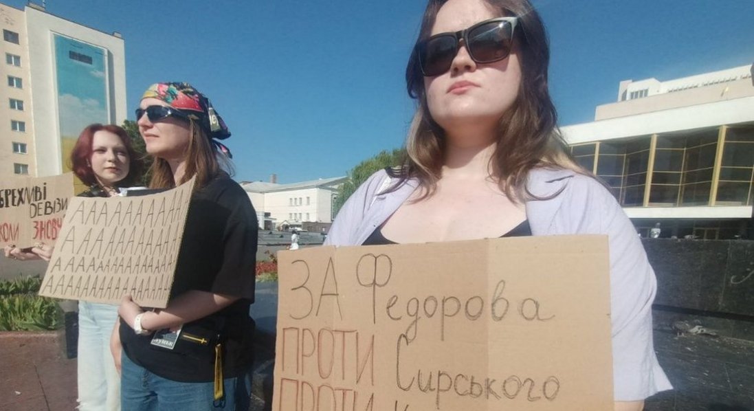 У Луцьку, Києві та інших містах - протести проти відставки міністра оборони