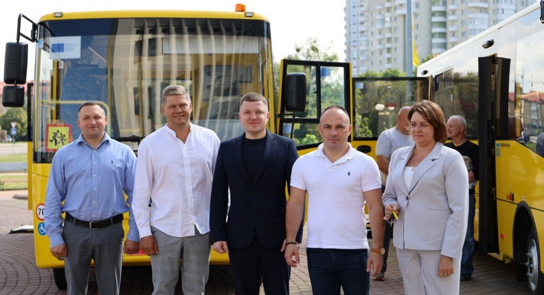 Громади на Волині отримали шкільні автобуси