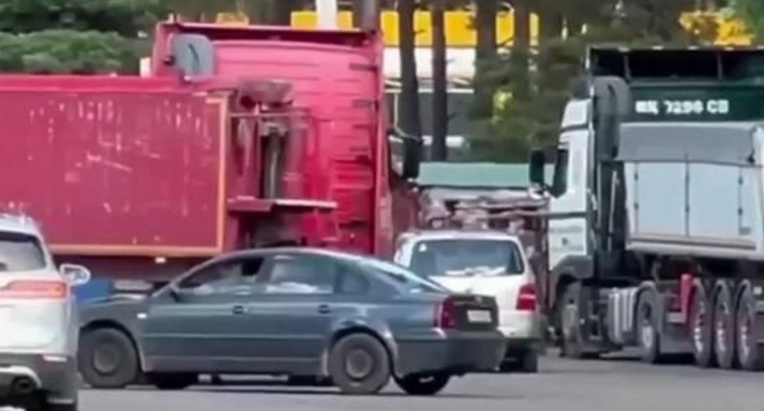 На Волині просто на дорозі мобілізовували водія вантажівки. Він задув ТЦК та поліцейських газом