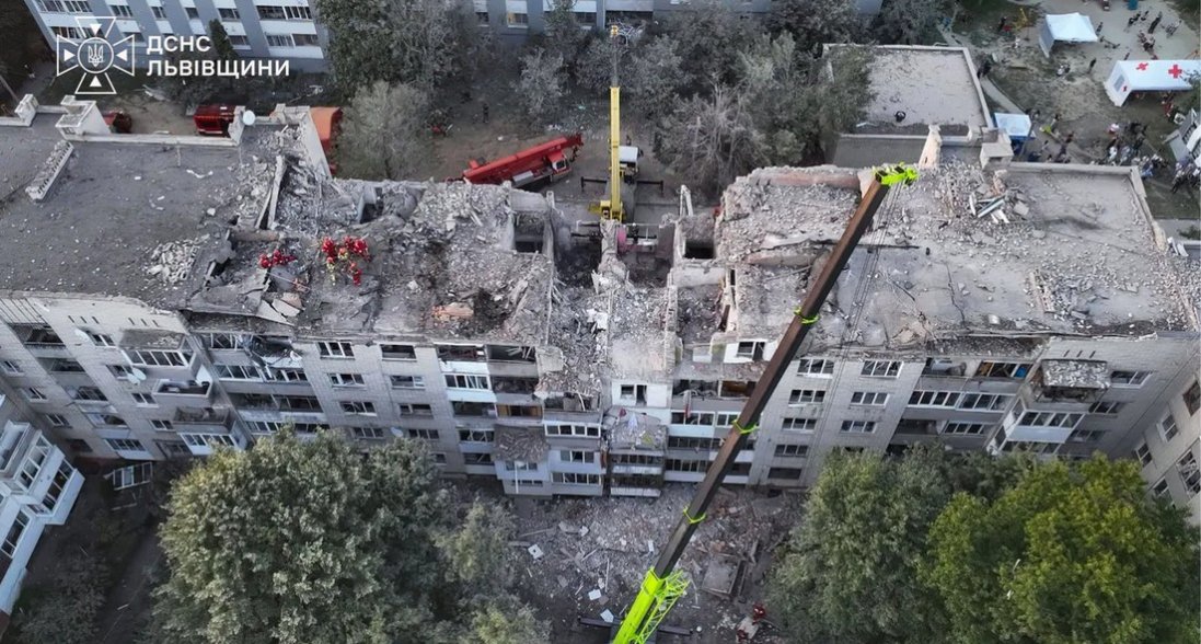 Пошук людей під завалами у Львові: наслідки обстрілу