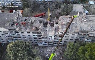 Пошук людей під завалами у Львові: наслідки обстрілу