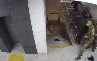 З 2022 року не з'являвся до ТЦК: у Луцьку група оповіщення затримувала чоловіка у під'їзді будинку. Відео