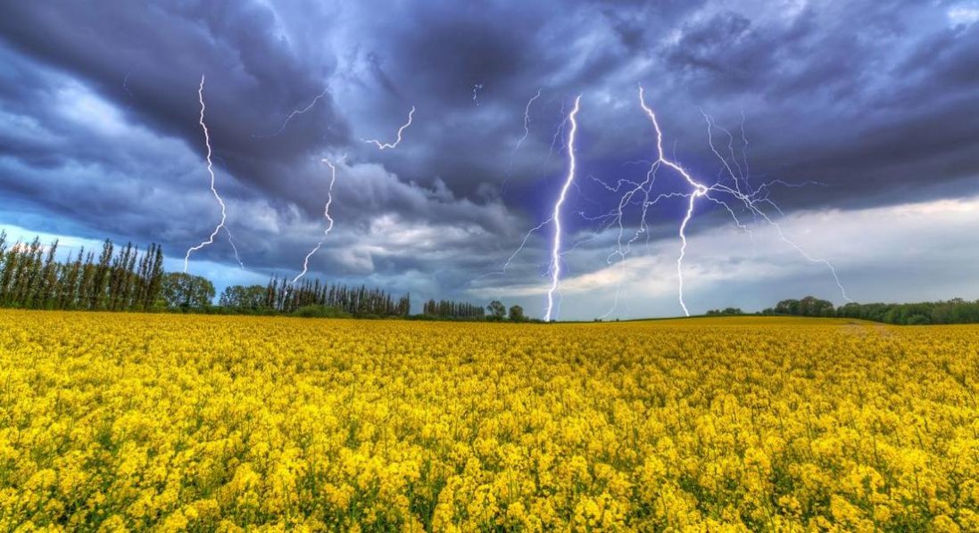 В Україну увірвуться грози, шквали та град
