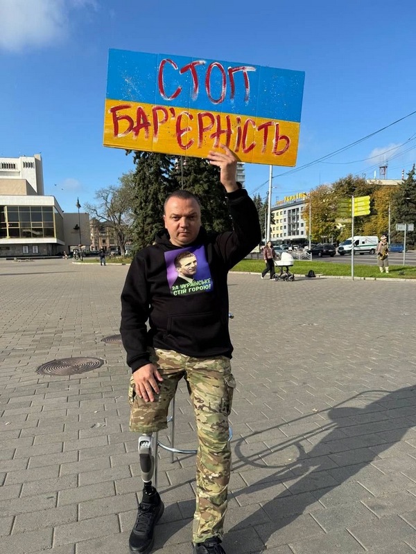 Євген Сивопляс на центральній площі Луцька (фото з ФБ-сторінки Євгена).