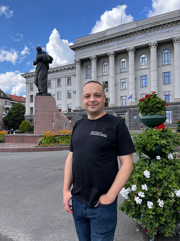 Із Олегом Кобилинським ідемо центральним проспектом Луцька.