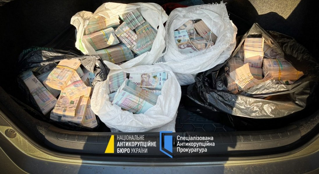 Рейдерство та відмивання коштів: викрито злочинну організацію за участю топпосадовців