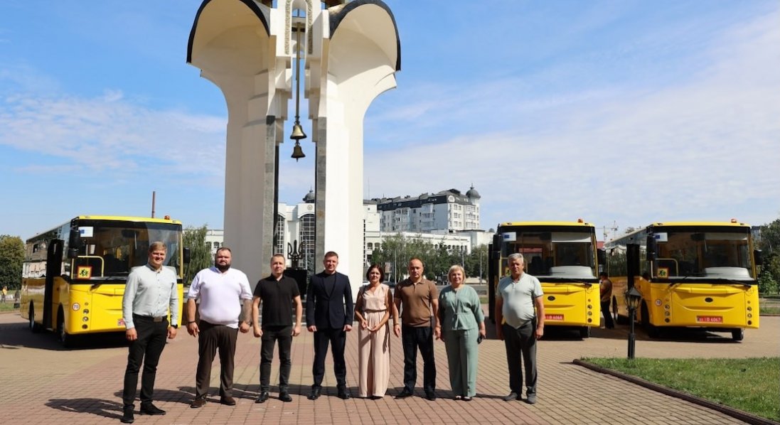 Три волинські громади отримали новенькі шкільні автобуси