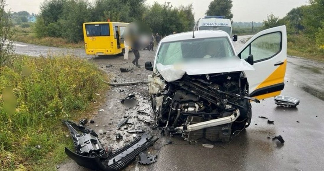 На Волині  в аварію потрапив шкільний автобус: у салоні перебувало 18 людей