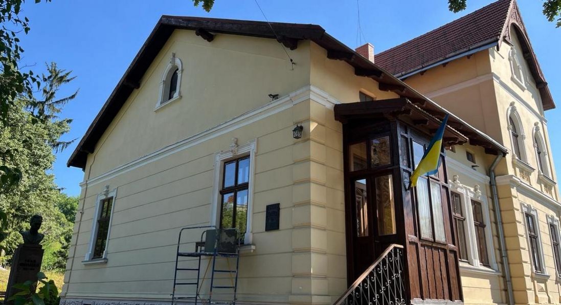Які таємниці Франка ховає дім під старою грушею?