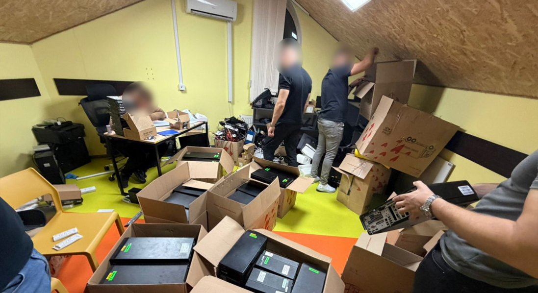 Шахрайський кол-центр із доходом близько $500 тисяч на місяць викрили у Луцьку