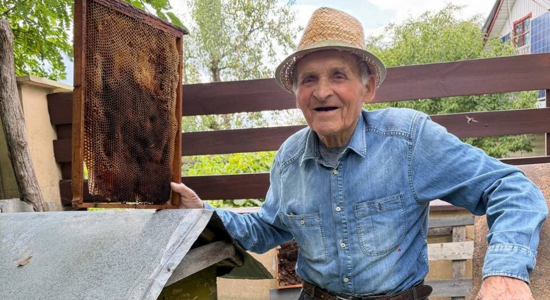 У здоров‘ї дожити до 95 літ нашому читачеві  помогли бджоли!
