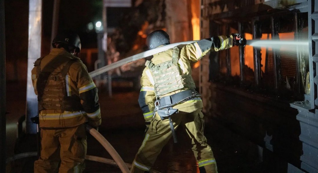 У Києві росіяни поцілили в багатоповерхівку: щонайменше 5 постраждалих