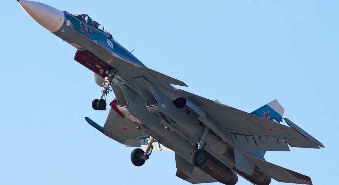 Українські оборонці знищили в Анапі палубний винищувач Су-33 та гелікоптер Мі-8