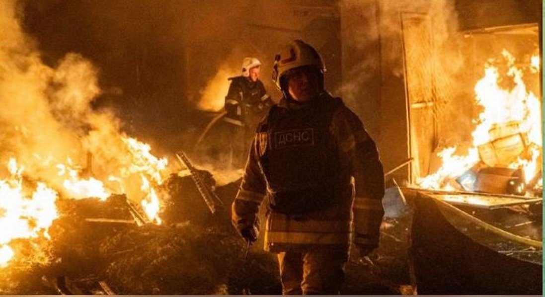 російські дрони вдарили по ринку у Хмельницькому, поранено рятувальників