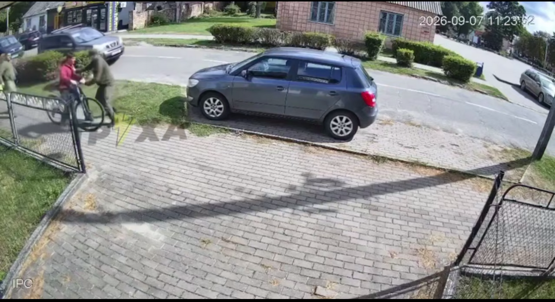 На Волині чоловіки у військовій формі заштовхнули велосипедиста в бус. Що сказали у ТЦК