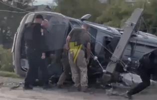 На Волині авто ТЦК врізалося у стовп і перекинулося. Водій у тяжкому стані. Відео