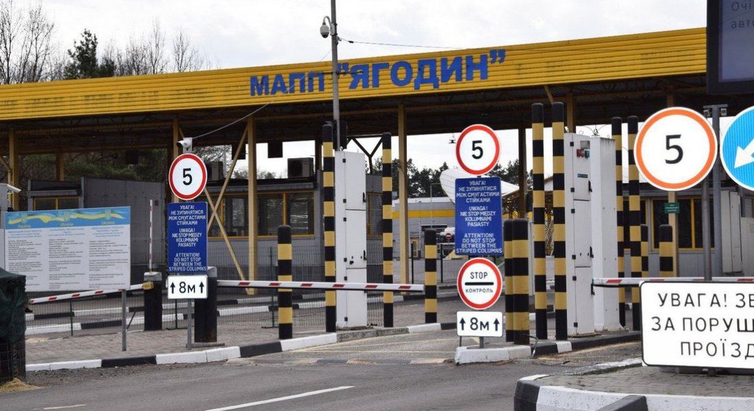 Удар поблизу «Ягодина»: як працюватимуть пункти пропуску під час обстрілів