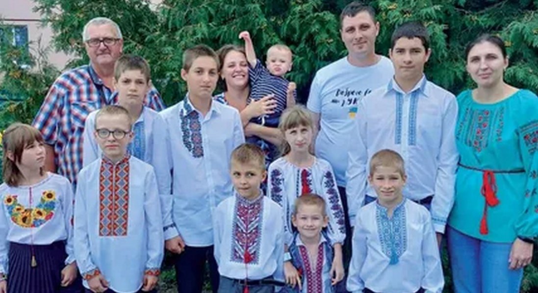 Батько-­одинак сам виховує вісьмох дітей