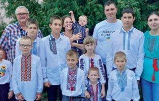 Батько-­одинак сам виховує вісьмох дітей