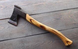 У Луцьку чоловік сокирою трощив автівку біля дитмайданчика