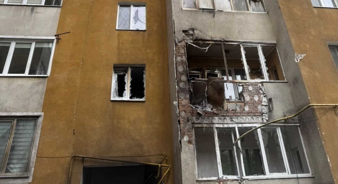 У Хмельницькому росія вдарила по багатоповерхівці