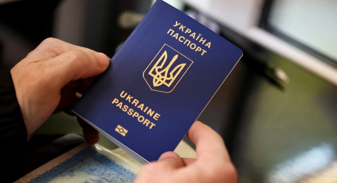 В Україні тимчасово припинили оформлювати паспорти